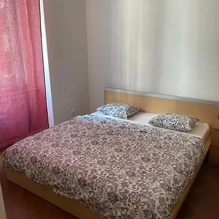 Large 3 Bedroom Family With Balcony Apartment *